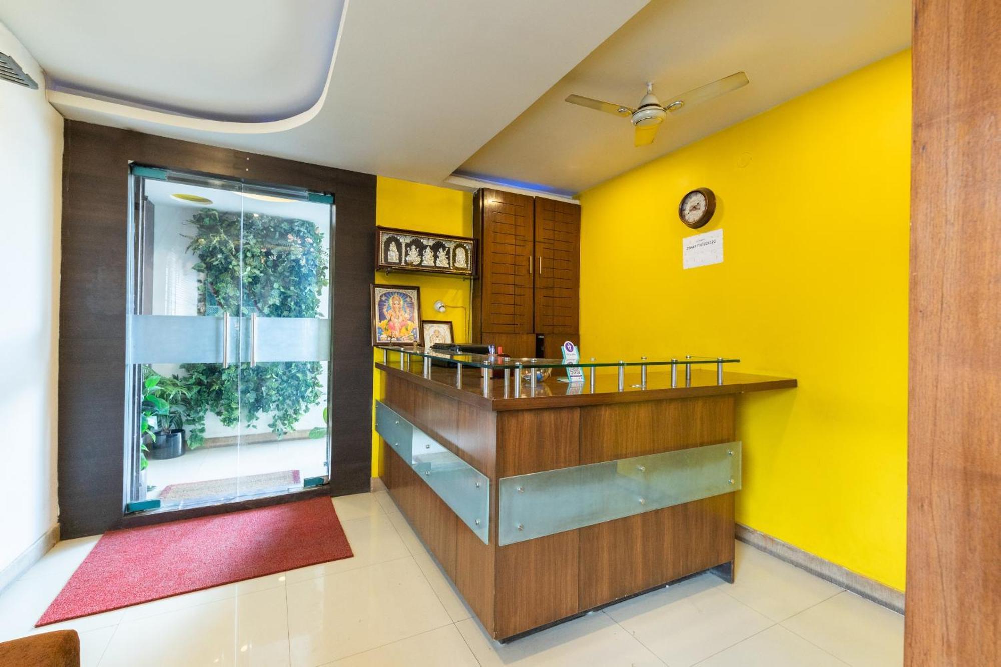 โอโย 71863 เดอะ เรด เวลเว็ต Hotel บังกาลอร์ ภายนอก รูปภาพ